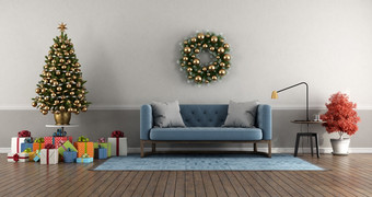经典风格生活房间与圣诞节树与色彩斑斓的礼物和蓝色的沙发呈现经典风格生活房间与圣诞节树与礼物