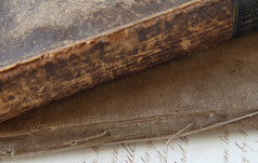 脊柱而且涵盖了老损坏的书与页面古董脚本