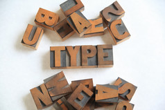 老凸版印刷的木信形式的词类型白色与其他字母信与