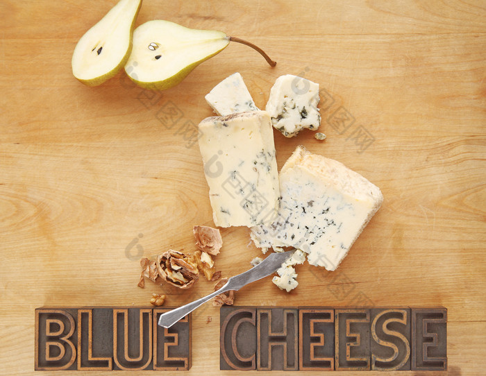 蓝色的奶酪块与新鲜的梨核桃和的单词切割董事会与复制空间蓝色的奶酪与复制空间
