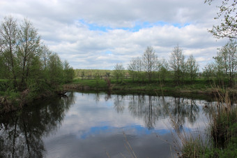 美丽的夏天景观与风景<strong>如</strong>画的湖的<strong>春天</strong>