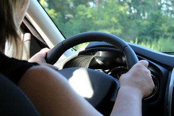 图像年轻的女人开车的车