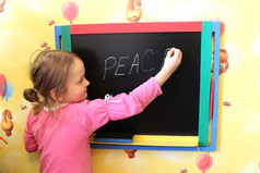 小女孩写黑板上词和平