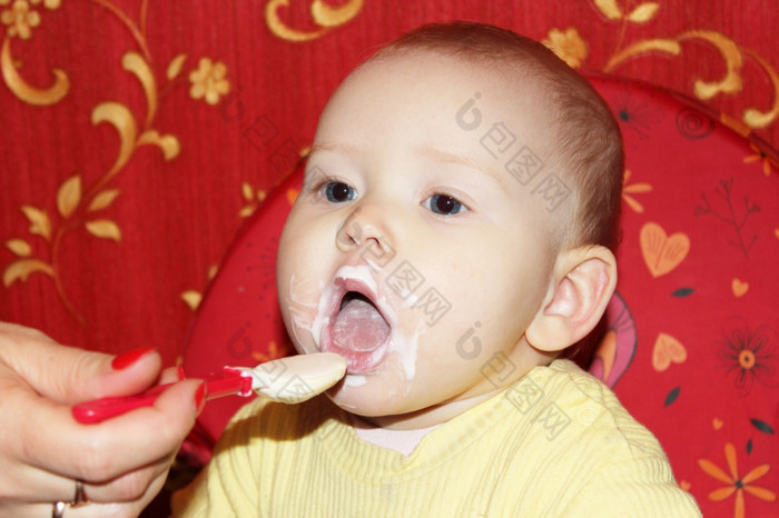 护理小婴儿护理小婴儿从幼稚的勺子