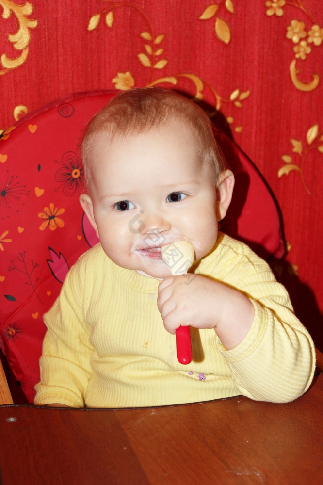 护理小婴儿护理小婴儿从幼稚的勺子图片