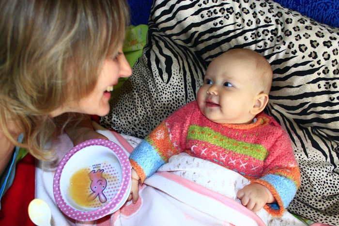 护理小婴儿护理小婴儿从幼稚的勺子图片