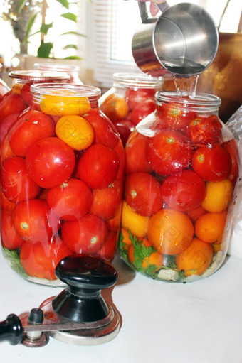 西红柿的罐子准备为保存红色的美味的tomatos罐子哪一个是被洪<strong>水沸腾水</strong>准备为保存