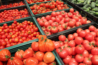 红色的西红柿而且黄瓜的计数器红色的西红柿而且黄瓜的计数器超市
