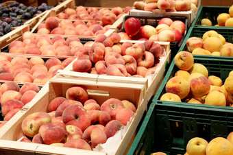 桃子和油桃的商店桃子和油桃是出售的商店