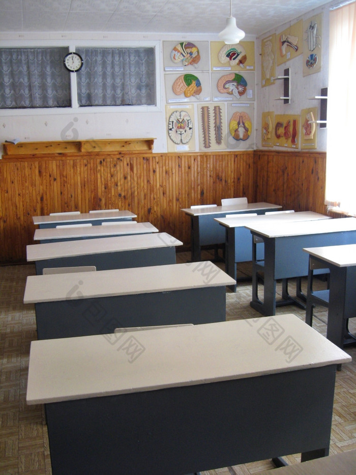 教室解剖学与桌子在教室解剖学与行桌子