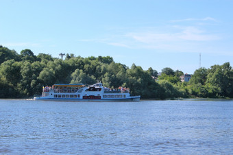 散步电动机船的河美丽的景观与散步电动机船的河