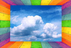 multicilored框架和多云的天空的中间multicilored框架与视图多云的蓝色的天空的中间