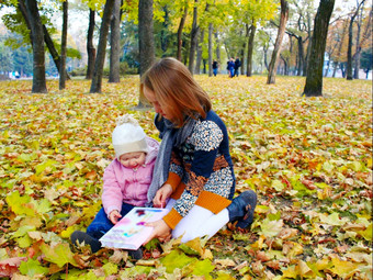 小姐妹读的书的秋天公园小女孩姐妹读的书的秋天公园