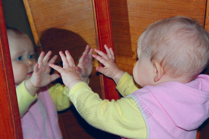 婴儿看起来自己前面镜子有趣的婴儿看起来自己前面镜子