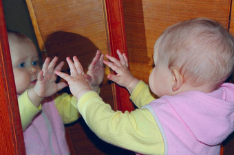 婴儿看起来<strong>自己</strong>前面镜子有趣的婴儿看起来<strong>自己</strong>前面镜子