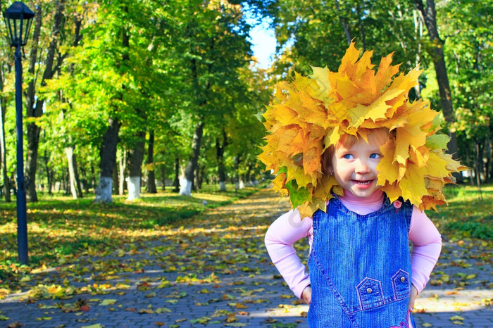 婴儿戏剧与秋天叶子的公园婴儿戏剧与黄色的秋天叶子的公园