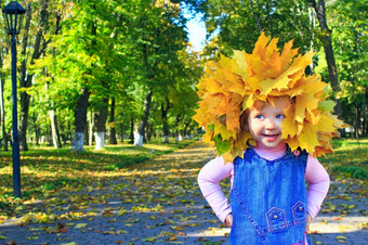 婴儿<strong>戏剧</strong>与秋天叶子的公园婴儿<strong>戏剧</strong>与黄色的秋天叶子的公园