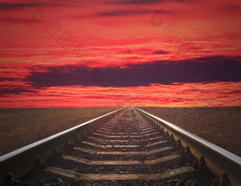 Rails会走了成的<strong>深红色</strong>的日落Rails会走了成的<strong>深红色</strong>的日落Rails会走了成的黑暗景观与激烈的<strong>红色</strong>的日落