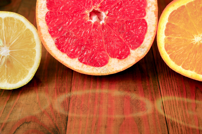 减少葡萄柚橙色和柠檬是反映了的表面减少葡萄柚橙色和柠檬是反映了的木表面多汁的柑橘类水果