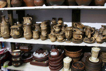陶器出售陶瓷手工制作的棕色（的）陶器就像锅和玻璃水瓶出售
