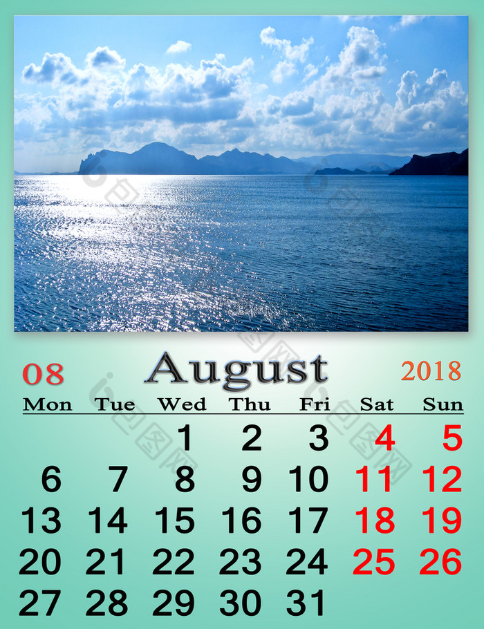 日历为8月与海滨日历为8月与海滨与沙子和波