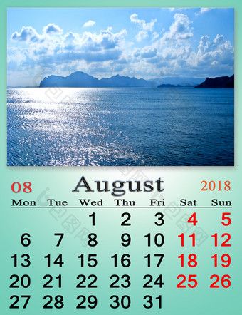 日历为8月与海滨日历为8月与海滨与沙子和波