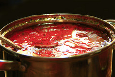 罗宋汤乌克兰红色的锅与独家新闻罗宋汤新鲜的乌克兰红色的完整的锅美味的红色的罗宋汤与独家新闻