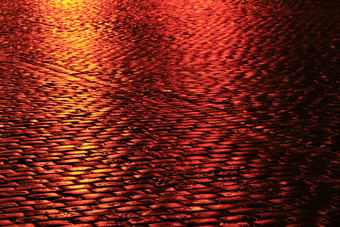 路与鹅卵石人行道上的红色的灯的晚上路与鹅卵石人行道上的红色的灯晚上城市