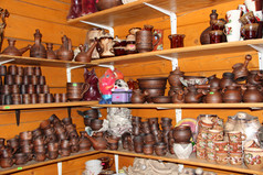 陶器的货架上的礼物商店陶器的货架上陶器商店