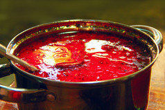 红色的乌克兰罗宋汤板搭配的菜美味的红色的乌克兰罗宋汤美味的课程新鲜的乌克兰罗宋汤