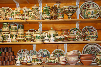 陶器的货架上陶器商店陶器的货架上陶器商店艺术陶器