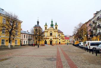 走区域伊万诺-弗兰科夫斯克与视图的教堂维珍玛丽伊万诺-弗兰科夫斯克城市的观点走区域与视图的教堂维珍玛丽
