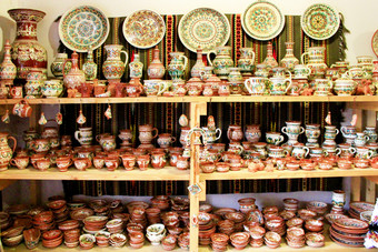 宽范围陶瓷产品陶器的货架上陶器商店艺术陶器