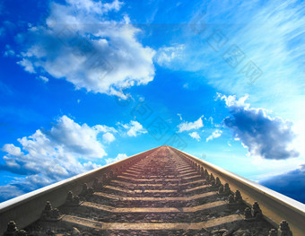 景观与Rails会走了的蓝色的多云的天空景观与Rails会走了的蓝色的多云的天空多云的景观