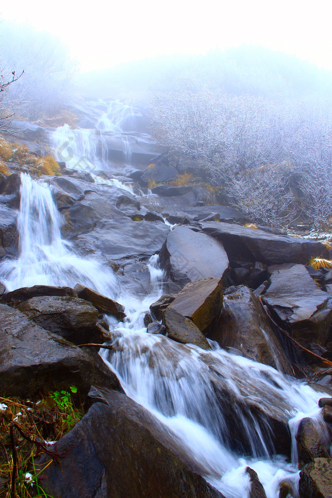 水下降从瀑布之间的石头下降水从hoverlyanski瀑布喀尔巴阡山脉的山水下降从瀑布之间的石头