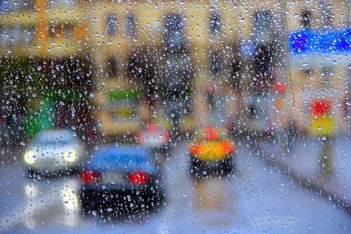 雨后面的窗口的雨后面的窗口的城市街的城市