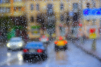 雨后面的窗口的雨后面的窗口的城市街的城市
