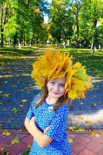 肖像年轻的女孩花环黄色的叶子秋天走肖像年轻的女孩花环黄色的叶子秋天走美丽的女孩站公园秋天在户外肖像美丽的女孩与蓝色的眼睛