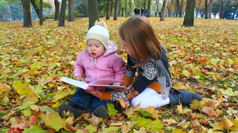 小女孩读书秋天公园休息自然小女孩姐妹读书秋天公园休息自然秋天放松孩子们秋天公园