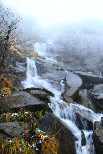 级联瀑布山山河转成瀑布级联瀑布山山河转成瀑布水景观森林下降水从级联瀑布喀尔巴阡山脉的山