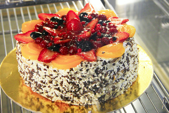 蛋糕与许多浆果橱窗蛋糕与许多浆果树莓杏醋栗草莓橱窗美味的蛋糕