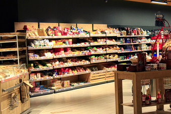 杂货店商店与丰富的分类货物茶咖啡面包杂货店商店与丰富的分类货物茶咖啡面包宽选择不同的产品货物货架上超市