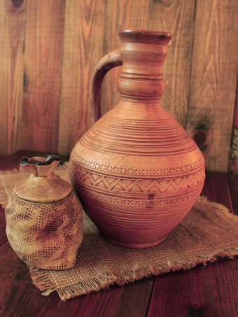 陶器出售陶瓷手工制作的棕色（的）陶器就像锅和玻璃水瓶出售
