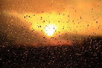 雨外窗口日落背景水滴玻璃在下雨雨外窗口背景日落雨滴玻璃在雨日落外窗口在下雨明亮的纹理水滴
