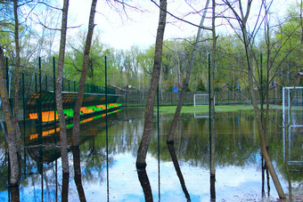 足球场在的洪水河小足球体育场坚固与网淹没了与水在洪水足球有采取打破足球场在的洪水河