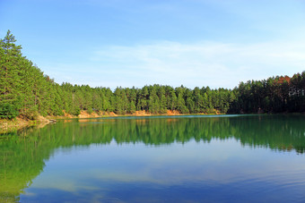 美丽的森林湖与<strong>翡翠</strong>水松森林美妙的自然视图水全景野生自然水景观森林湖森林湖与<strong>翡翠</strong>水美丽的湖全景