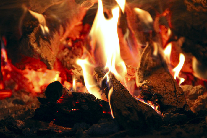 火焰烤箱柴火燃烧壁炉明亮的火焰火烤箱明亮图片