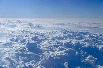 飞行在云美妙的全景从窗口飞机与白色云飞行在白色云白色云下面美丽的全景与天堂飞行在云美妙的全景从窗口飞机与白色云