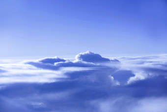 飞行在云美妙的全景从窗口飞机与<strong>白色</strong>云飞行在<strong>白色</strong>云<strong>白色</strong>云下面美丽的全景与天堂美妙的全景从窗口飞机与<strong>白色</strong>云