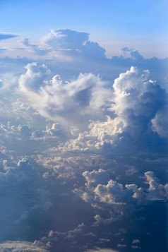飞行在云美妙的全景从窗口飞机与白色云飞行在白色云白色云下面美丽的全景与天堂美妙的全景从窗口飞机与白色云
